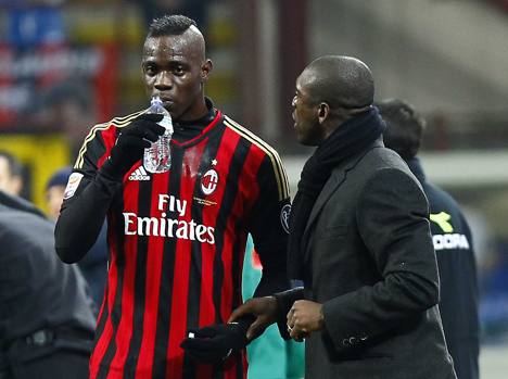 Mario Balotelli ascolta i consigli di Clarence Seedorf. LaPresse 